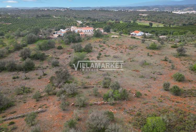 Fattoria composta da 9 articoli su un appezzamento di terreno con 21962 m2 situato a Medeiros, a 2 km da SILVES.