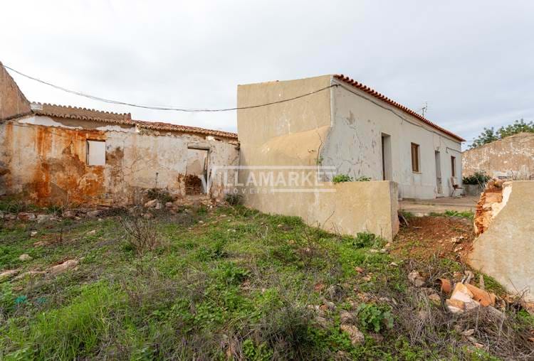 Farm consisting of 9 articles on a plot of land with 21962 m2 located in Medeiros, 2 kms from SILVES.