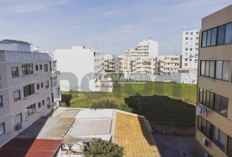 Terreno urbano com 6430 m2 situado em Olhão no distrito de Faro. 