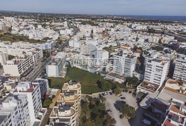Terreno urbano com 6430 m2 situado em Olhão no distrito de Faro. 