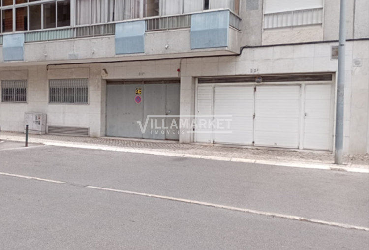 Entrepôt de 1230 m2 situé à Lumiar, à quelques mètres de l’Alameda de Linhas de Torres.