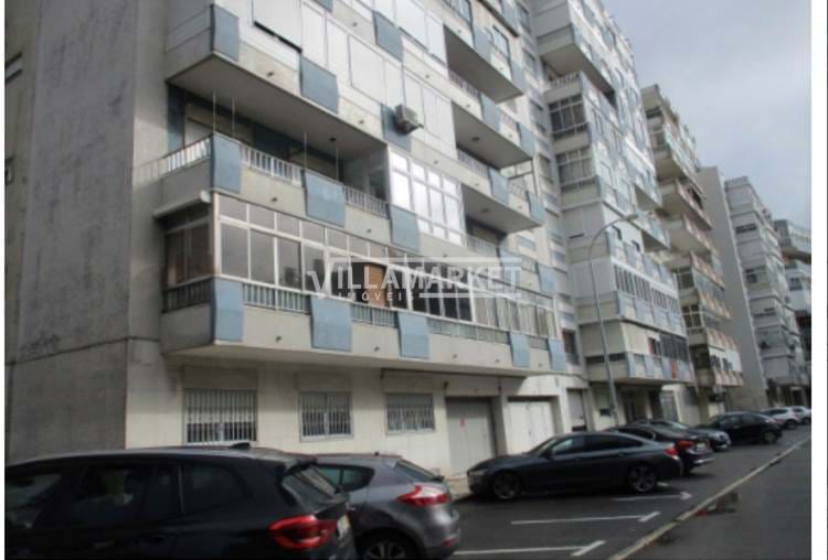 Entrepôt de 1230 m2 situé à Lumiar, à quelques mètres de l’Alameda de Linhas de Torres.