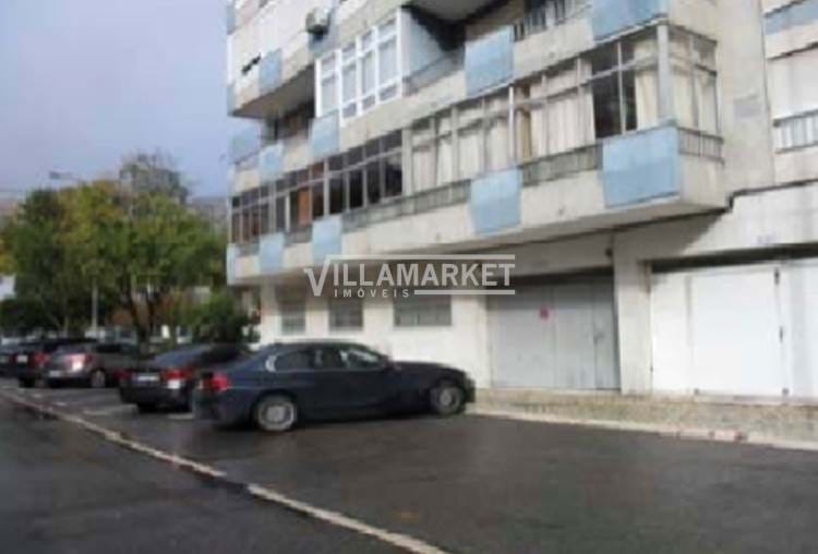Warehouse with 1230 m2 located in Lumiar, a few meters from the Alameda de Linhas de Torres.