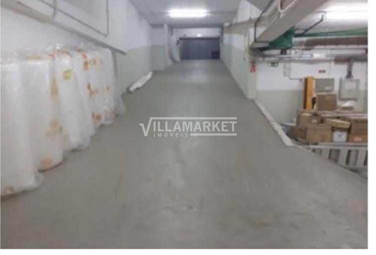 Warehouse with 1230 m2 located in Lumiar, a few meters from the Alameda de Linhas de Torres.