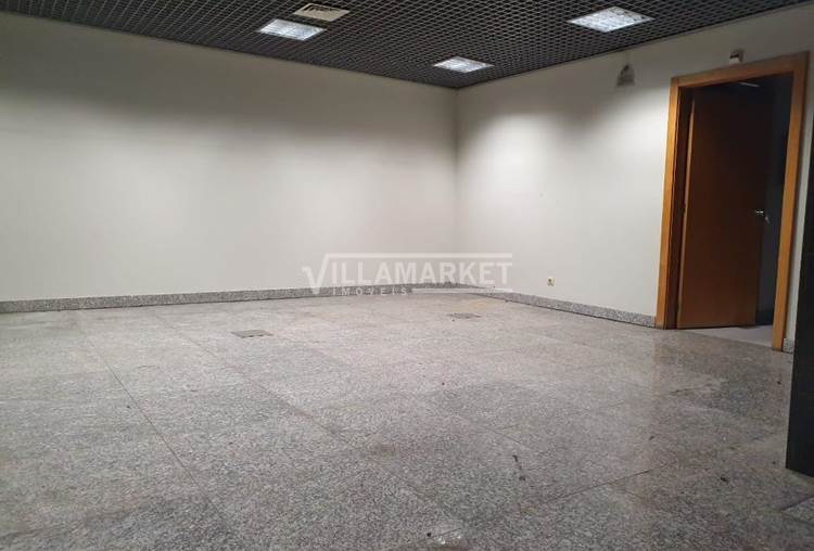 Shop of 2 floors with 272 m2 located in Monte Abraão - Sintra.