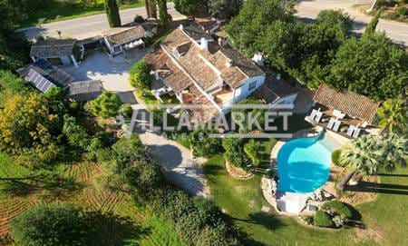 Magnifique Quinta V5 + 1 avec piscine et licence pour le tourisme rural inséré dans un terrain de 3034 m2 situé à Boliqueime