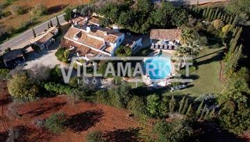 Magnifique Quinta V5 + 1 avec piscine et licence pour le tourisme rural inséré dans un terrain de 3034 m2 situé à Boliqueime