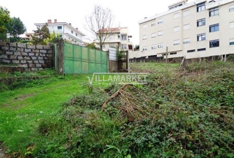 Urban land for construction, with a total area of 639 m², located in Sobrado.