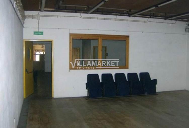 Shop of 2 floors (with warehouse) for commerce, in the area of Estrela, near the Military Hospital and Av. Holy Infant. 