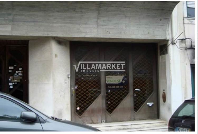 Shop of 2 floors (with warehouse) for commerce, in the area of Estrela, near the Military Hospital and Av. Holy Infant. 