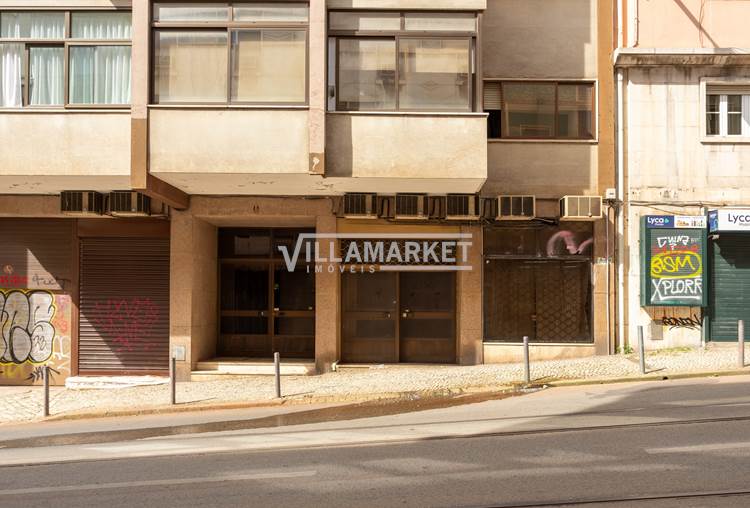 Shop with 754 m2 consisting of 2 floors located on Rua Maria Andrade in Lisbon