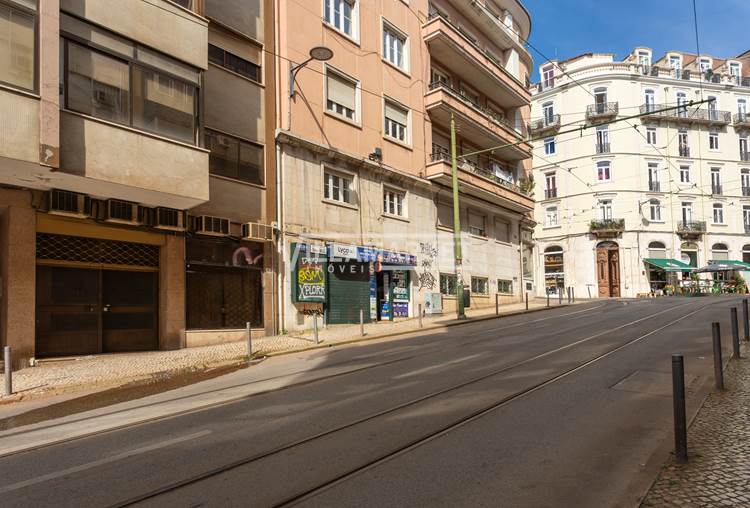 Boutique de 754 m2 composée de 2 étages située sur la Rua Maria Andrade à Lisbonne