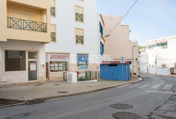 Covered parking with 15 m2 located near the City Hall and the Baixa de Albufeira