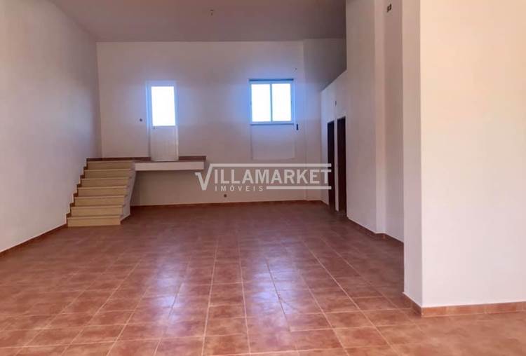 Shop with 204 m2 with terrace located in the area of Santo André in Barreiro