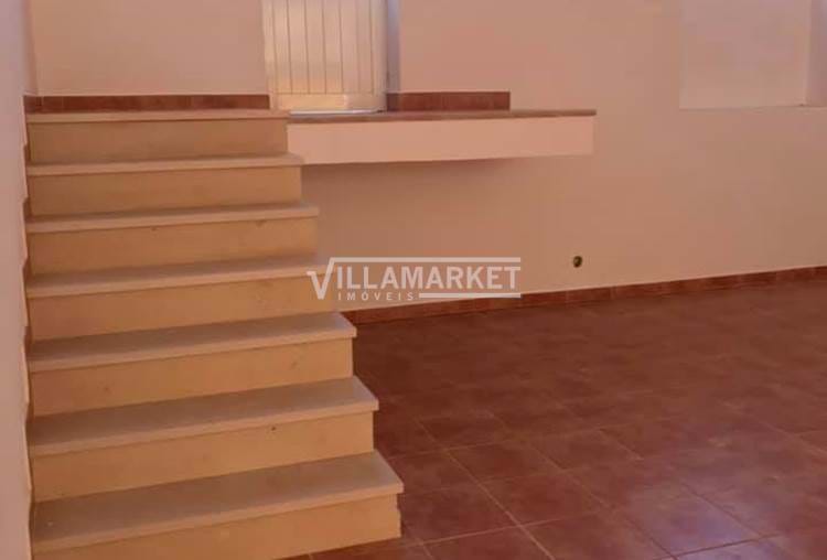 Shop with 204 m2 with terrace located in the area of Santo André in Barreiro