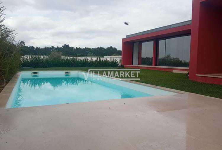 Luxury 3 bedroom villa with swimming pool inserted in the Bom Sucesso Resort in Obidos