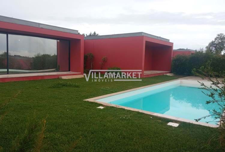 Luxury 3 bedroom villa with swimming pool inserted in the Bom Sucesso Resort in Obidos
