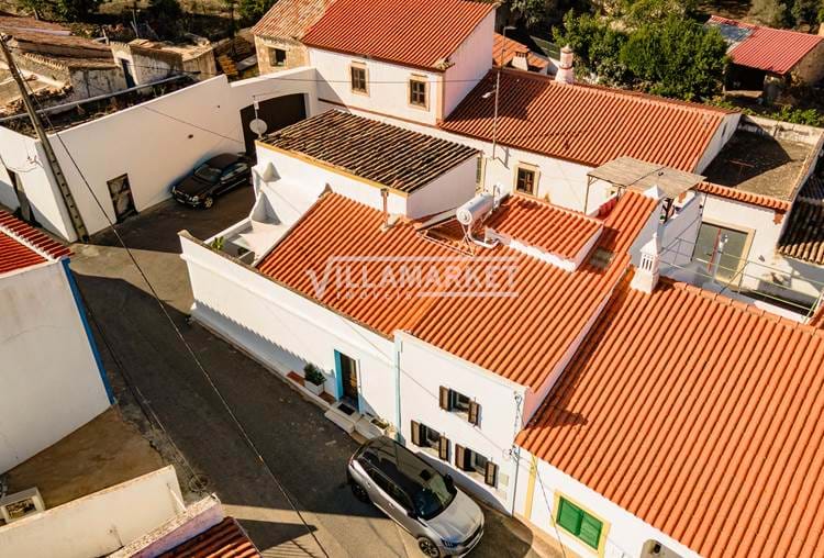 Magnifique et atypique villa rénovée de 3 chambres située à Almeijoafras dans la paroisse de Paderne