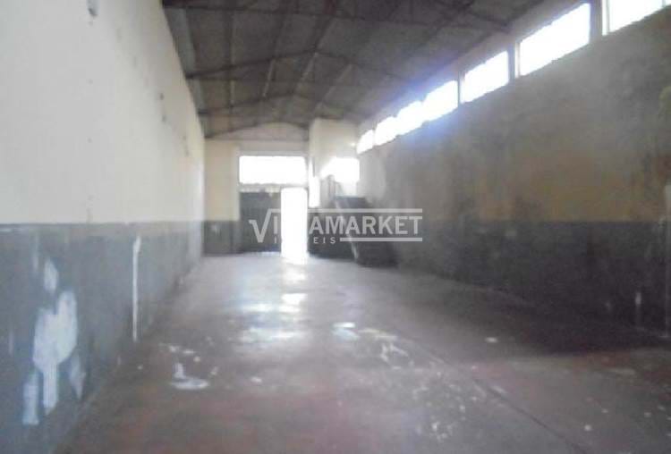 Banking warehouse with a gross area of 166m², located in Valongo.