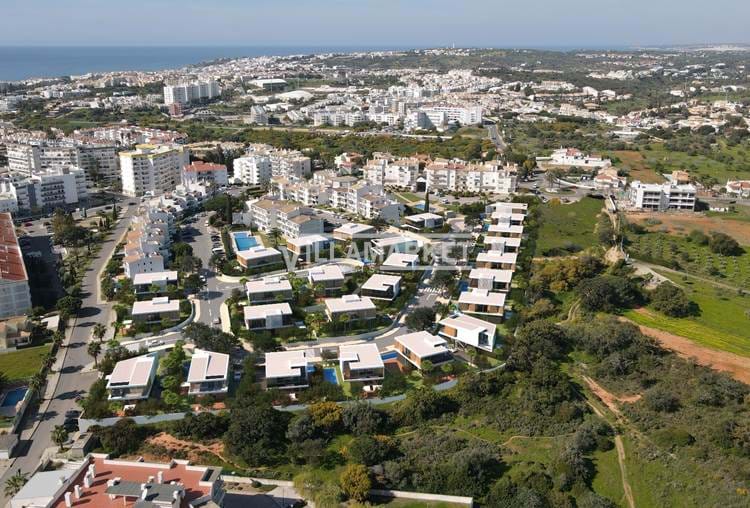 Plot of land with 516 m2 inserted in a new and noble urbanization located in Albufeira