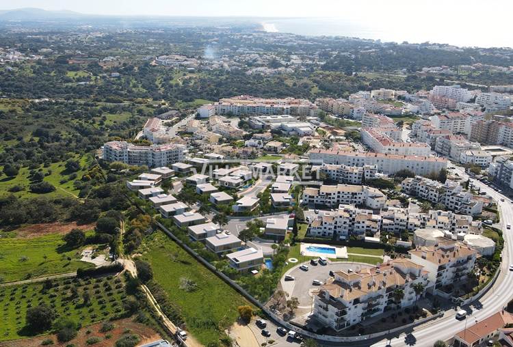 Plot of land with 516 m2 inserted in a new and noble urbanization located in Albufeira