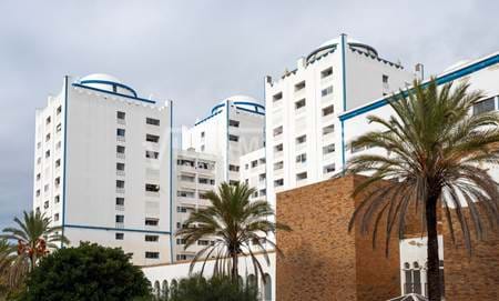Apartamento T1 com 50 m2 inserido no 5º andar do Condomínio Clube Praia da Rocha 3 em Portimão