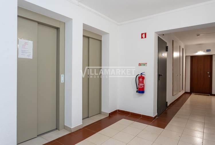 Apartamento T1 com 50 m2 inserido no 5º andar do Condomínio Clube Praia da Rocha 3 em Portimão