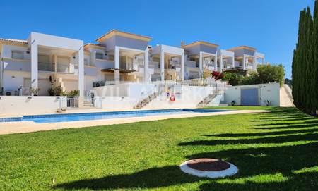 Villa de 2 + 1 chambres insérée dans une copropriété avec piscine située à ALBUFEIRA