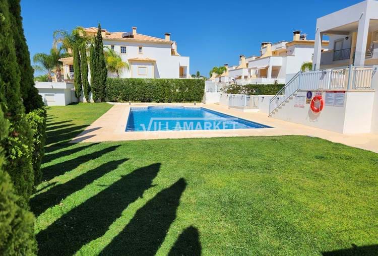 Villa de 2 + 1 chambres insérée dans une copropriété avec piscine située à ALBUFEIRA