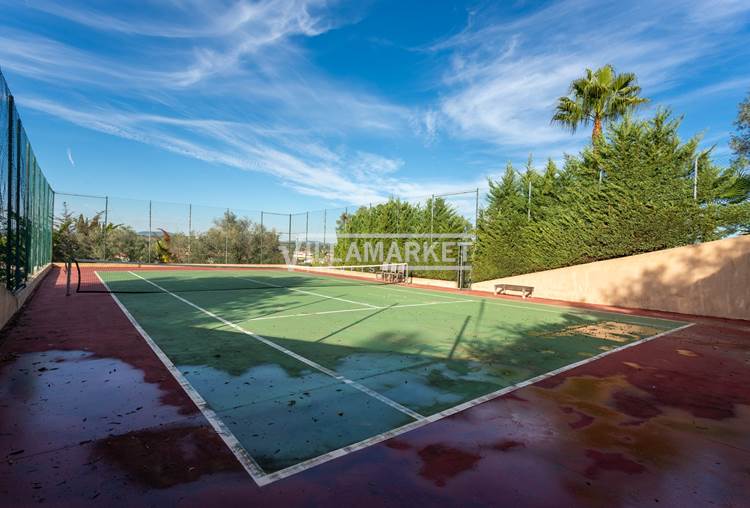 Building with allocation of services consisting of a house with swimming pool, gym and tennis court located in ALGOZ