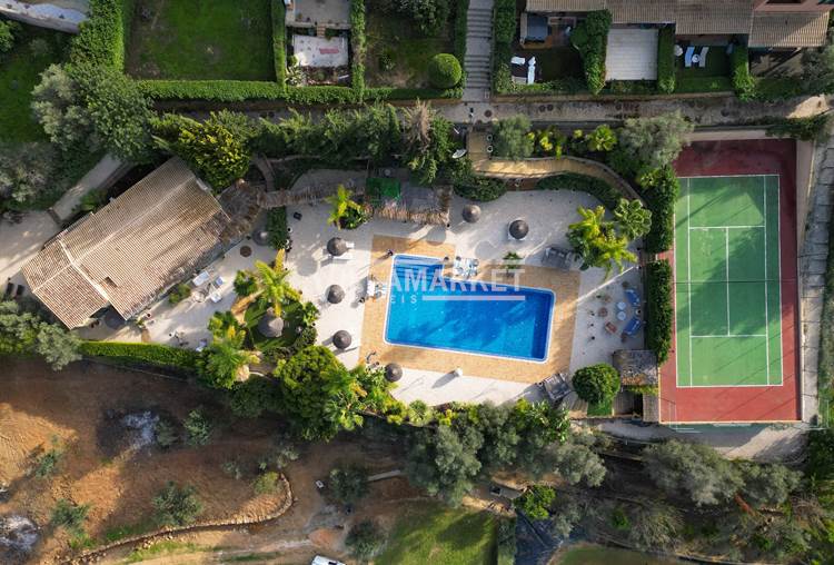Fabbricato con allocazione di servizi composto da casa con piscina, palestra e campo da tennis sito ad ALGOZ