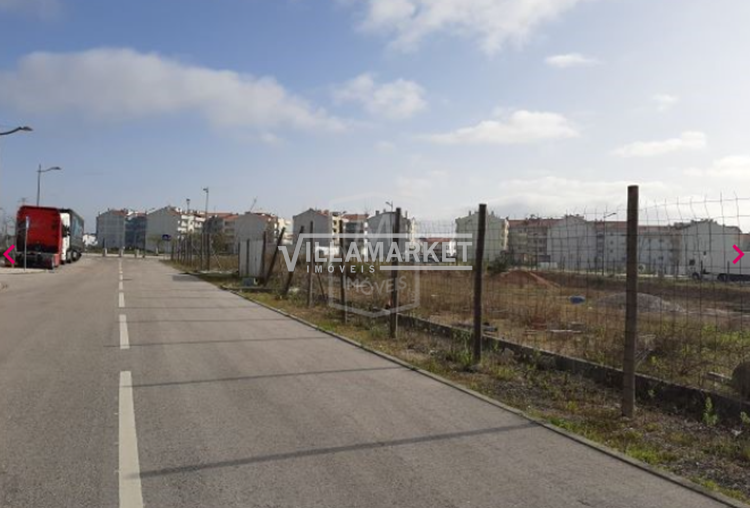 Plot of land with 213 m2 for the construction of a multifamily building located in Entroncamento