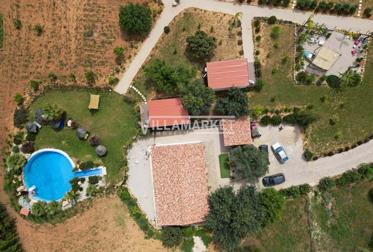 Fattoria con piscina e licenza per l'alloggio locale situato in posizione ideale tra Ferreiras e Paderne