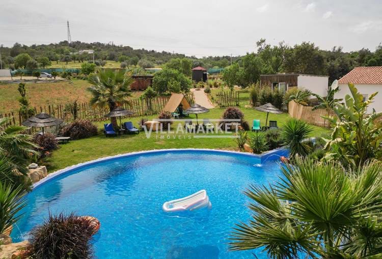 Fattoria con piscina e licenza per l'alloggio locale situato in posizione ideale tra Ferreiras e Paderne
