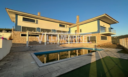 Villa di lusso con 4 + 1 camera da letto con piscina e situata in un appezzamento di terreno con 7647 m2 situato vicino a MAFRA 