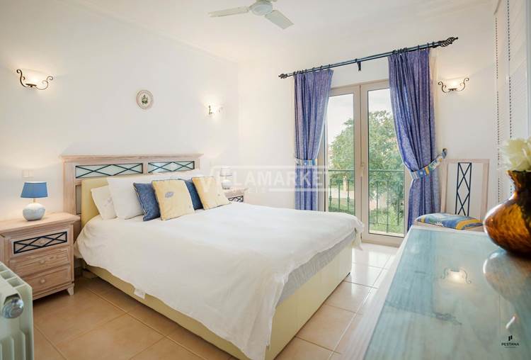 Confortable appartement de 2 chambres au premier étage, situé au cœur du parcours de golf de Gramacho. 