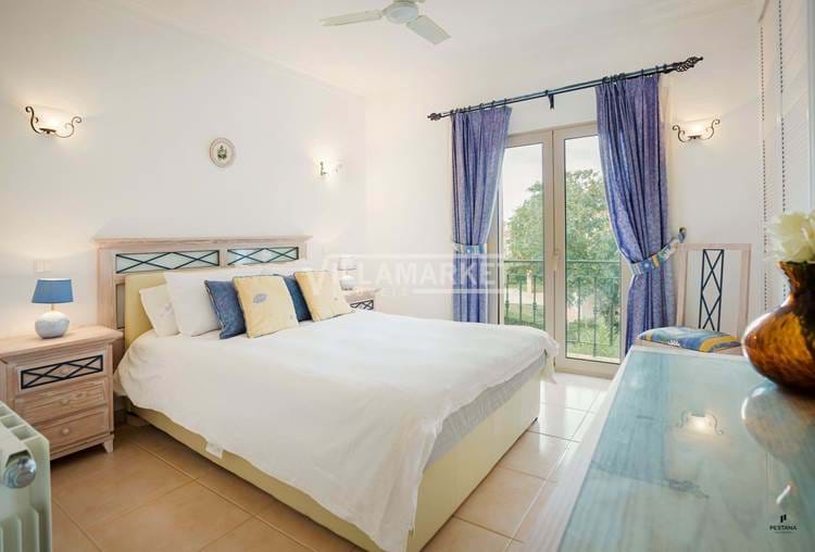Confortevole appartamento con 2 camere da letto al primo piano, situato nel cuore del campo da golf di Gramacho. 