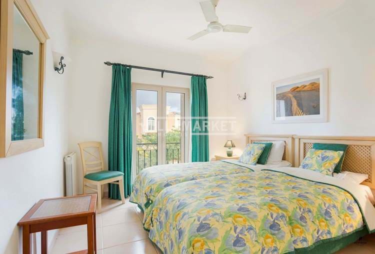 Confortável apartamento T2 no primeiro andar, situado no coração do campo Golfe do Gramacho. 