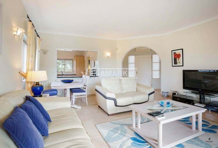 Confortável apartamento T2 no primeiro andar, situado no coração do campo Golfe do Gramacho. 