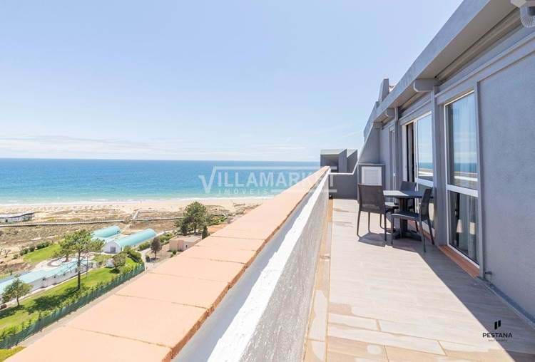 1 bedroom apartment on the 11th floor of the Alvor Atlântico Building, located a 2-minute walk from Alvor beach. 