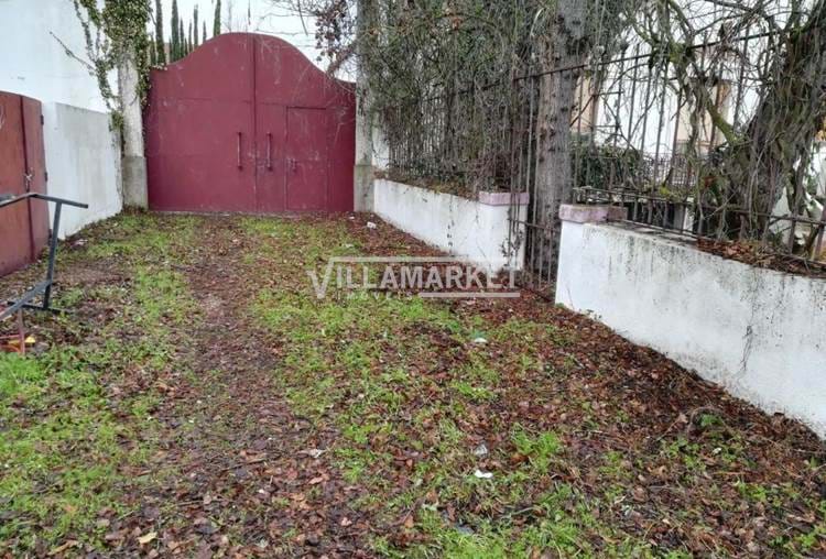 Villa de plain-pied de 6 chambres composée de 2 fractions à Casal da Igreja, avec grenier, patio et piscine.