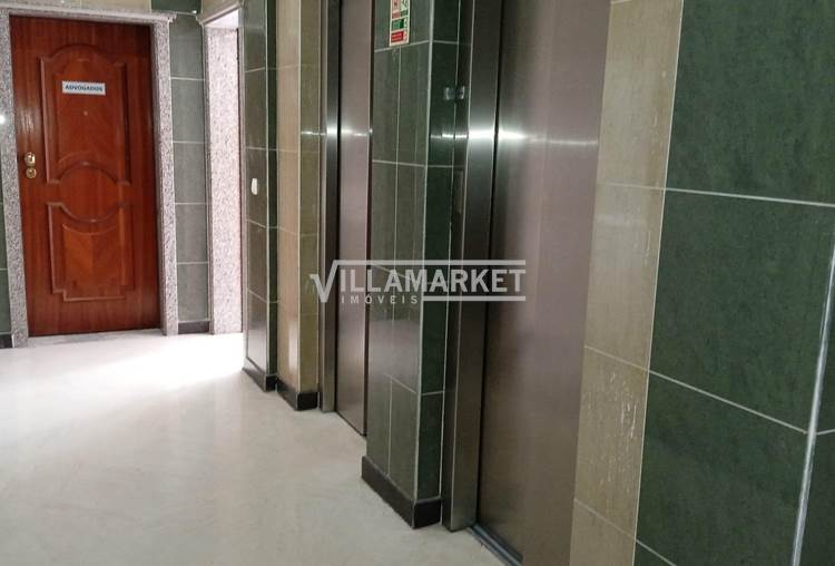 Office 92.10 m2 and storage room with 13.90 m2 in the Sub basement located in Queluz