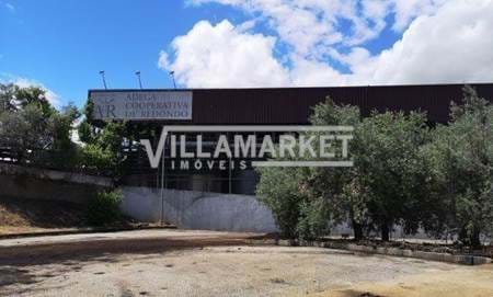 Entrepôt industriel de 1088 m2 situé à Redondo - Évora - Alentejo 