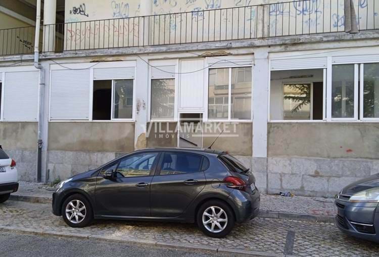 3 bedroom apartment under renovation works with 73m2 of area located in Queluz.