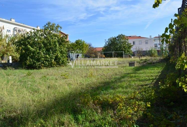 Rustic land with the possibility of becoming urban, with a total area of 2000m located in Ajuda in Lisbon 