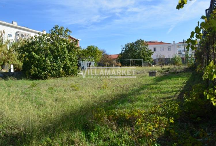 Rustic land with the possibility of becoming urban, with a total area of 2000m located in Ajuda in Lisbon 