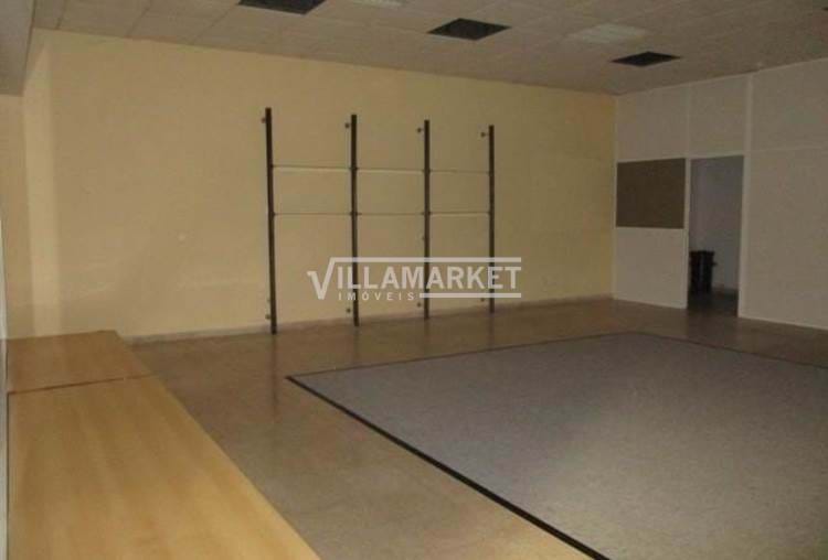 Shop with 95 m² in Samora Correia, intended for commerce.