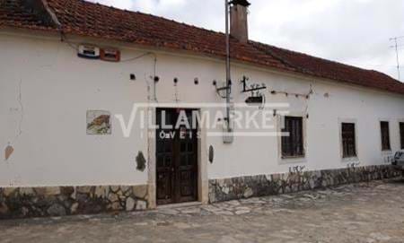 Shop with 159 m2 in Advagar – Santarém, it once functioned as a restaurant.