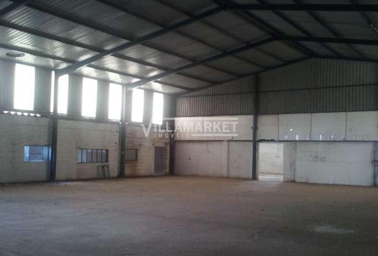 Industrial warehouse in Bemposta (Abrantes), on a plot of land with 5,000 m², just outside the town.