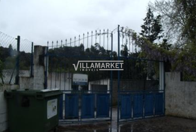 Armazém industrial em Bemposta (Abrantes), em terreno com 5.000 m², à saída da localidade.